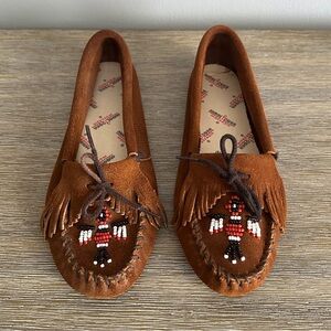 Minnetonka Brown Softsole Beaded Thunderbird Moccasin Women’s Size 6.5